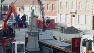 Przenoszenie ponad 100 letniej statuy
