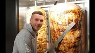 DE Testujemy kebab od Lukasa Podolskiego z Pierwszego Lokalu #RoTeKVloG #pl10 @poldi_official