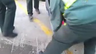 Emigrant ukryty w zderzaku!