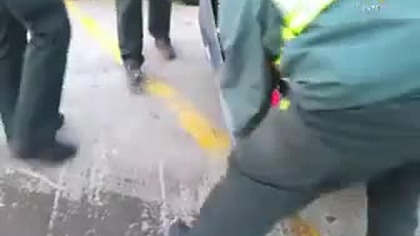 Emigrant ukryty w zderzaku!