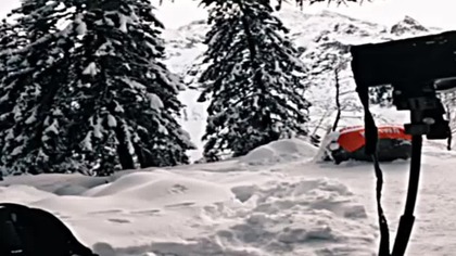 Nie Ruszaj Sie! Magiczna Chwila na Osniezonej Gorze!