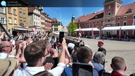 Prezydent wita się z żołnierzami.