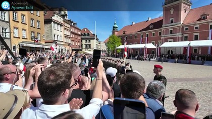 Prezydent wita się z żołnierzami.