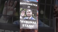 Przed pałacem prezydenckim