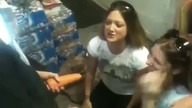 Dwie dziewczyny, jedna marchewka