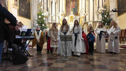 Kolęda Jakaś światłość nad Betlejem się rozchodzi w wykonaniu scholi Aniołki z Markuszowa.