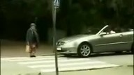 Staruszka na pasach