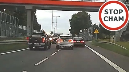 Piracka jazda kierowcy BMW, jazda slalomem, wyprzedzanie zatoczką autobusową. Kierowca nie zmieścił się i  najechał na krawężnik widać wystrzał opony. Przy okazji dochodzi do obcierki z Toyotą ale kierowca kontynuuje szaleńczą jazdę. W oddali widać, że kierowcy zaczęli uciekać mu z drogi...
Po chwili kierowca BMW zdecydował się zatrzymać na najbliższej stacji.

6.06.2025 DK81 Mikołów - Kamionka