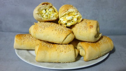 Wielkanocne paszteciki drożdżowe z farszem jajecznym