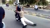 Szaleńcza jazda na motorze w Pakistanie
