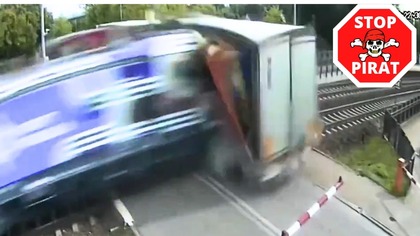 Pociąg wjeżdża w ciężarówkę na przejeździe kolejowym w Gdańsku.  STOP PIRAT