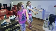 Koleżanki tańczą Just Dance 2024
