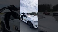 Tesla show w starej Tesli Model X