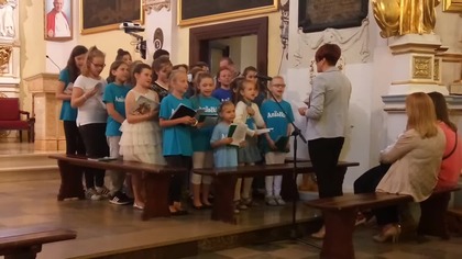 Schola Aniołki śpiewa w kościele parafialnym w Markuszowie