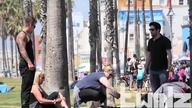 Jak reagują ludzie gdy bezdomny jest atakowany