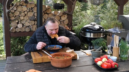 Wiejskie gotowanie - Duszony kurczak w glinianym garnku / Oddaszfartucha