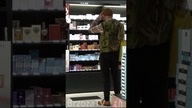 Janusz kupuje perfumy dla Grażyny