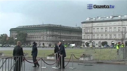 Obama w Polsce. BOR-owcy w strugach deszczu czekają na prezydenta USA