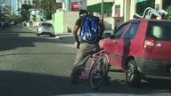 Pijany rowerzysta na drodze