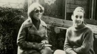 Dziennkarka Alwida Bajor z aktorką Teatru Polskiego we Lwowie Jolantą Martynowicz, ok.  1970 r..