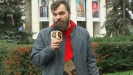 a) Wyłącznie przez stosunek pochwowy