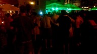 Kibice bawią się w sobotnią noc na Starym Rynku