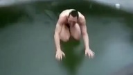 Skok na bombe do basenu