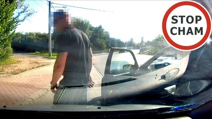 W niedzielę 17.08.25 przed 9 rano zjeżdżając ze wzniesienia ulicą Karola Wojtyły w Batowicach w powiecie Krakowskim mercedes  przede mną zaczął spowalniać bez kierunkowskazu, włączył go dopiero jak zaczął skręcać na posesję spowalniając nagle auto prawie do zatrzymania do minimalnej prędkości mimo dobrej widoczności z naprzeciwka. Też zwolniłem, ale nie spodziewałem się, że tak wolno będzie jechał wystając tyłem na mój pas. Na co dzień sporo jeżdżę i staram się nie używać klaksonu bez powodu. Użyłem klaksonu sygnalizując niebezpieczną sytuację w momencie mijania go. Nawet jeśli klakson był niepotrzebny to nic nie usprawiedliwia tego co zrobił później. Każdy normalnie by to zignorował, a kolega stwierdził, że to jakaś ujma i zaczął mnie gonić. Wyprzedził jak na filmie na pasach i zablokował jezdnię. Na szybko rzuciłem, że moja wina i wrócił do pojazdu dumny, że zabawił się w szeryfa. Znam dane kierowcy od znajomego, ale raczej nic więcej z tym nie zrobię skoro nie uszkodził mnie ani pojazdu. 
17.08.25 Batowice