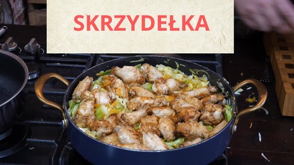 Dziś mam dla Was coś prostego, domowego i... mega smacznego!
Skrzydełka duszone w młodej kapuście  danie, które idealnie smakuje latem, ale gwarantuję, że będziecie je robić cały rok.
Mięciutkie mięso, aromatyczna kapusta, prosty skład  bez kombinacji, bez udziwnień. Tak jak lubię i jak lubicie Wy! 
składniki:
1 kg młodej kapusty 
1 kg skrzydełka 
2 cebule
3 ząbki czosnku
3 małe marchewki
1 łyżka koncentratu pomidorowego
150 ml bulionu
100 wody
1 łyzka mąki 
1 łyżeczka kminku
1 łyzeczka majeranku
sól,pieprz do smaku