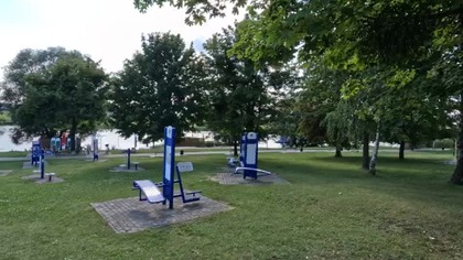 Ostatniego dnia w Śremie jakub zabrał mnie na rowerek wodny z Krzyśkiem i jego młodszym bratem , Natalia nie mogła dołączyć bo dostała gorączki i źle się czuła,  i miała też dołączyć do nas wika ale nie doalczyla nie wiadomo czemu,  ale za to Sylwia dołączyła do nas ale nie chciała iść z nami na rowerki,  więc siedziała na ławce, później był czas się pożegnać ze Śremem , pojechałem do Olsztyna gdzie czekał już mój brat Michał swoją dziewczyna Natalia , gdzie popartu poszliśmy do hotelu i na drugi dzień zwiedzaliśmy Olsztyn i park linowy , i stary sklep Auchan , czuć tam klimat starego Real . dziękuję pozdrawiam Michała i Natalie .