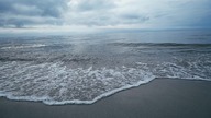 Szum fal na plaży &mdash; naturalne morskie dźwięki do relaksu i snu