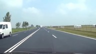 Mężczyzna z dzieckiem na ręku wtargnął pod autobus.  Próba samobójcza?