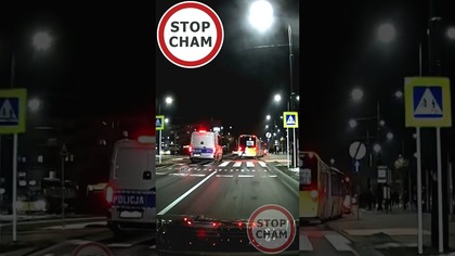 Pieszy przebiega przez przejście dla pieszych tuż przed Policją #stopcham #policja #dąbrowagórnicza