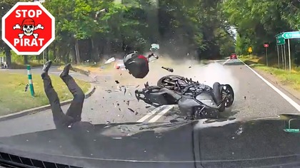 Od Autora nagrania: Ford Mondeo wymusił pierwszeństwo na motocyklu i ten uderzając wleciał też we mnie. Kierowca Forda w mojej ocenie był po 70tce, kierowca motoru w moim odczuciu (widziałem go już wcześniej, kamerę mam na środku, ja siedzę po lewej, niektórzy na internetach tego nie rozumieją) jechał około 100 a nie 200 jak podają experty z twittera. Kierowca Forda tłumaczył się, że go nie widział co dla mnie jest absurdalne bo ja jadąc za nim go bardzo dobrze widziałem. Motocyklista odleciał jakieś 70m od zdarzenia,  pobiegłem udzielić mu pierwszej pomocy, był przytomny, stracił rękę, oddychał. Przyjechały służby i przejęły akcje, potem przyleciał śmigłowiec i zabrał go do szpitala, na dzień dzisiejszy (06.07.2025) żyje, ale nie znam szczegółów i jaki jest jego stan.


POLICJA W AKCJI STOP PIRAT TV  
https://www.youtube.com/watch?v7-tzVa8X--4&t3s
Zapraszamy!

Zapraszam Cię do zasubskrybowania kanału, ocenienia i skomentowania filmu oraz dalszego udostępniania.
Jeśli masz ciekawy film, wyślij go na adres e-mail: stoppirat2020@gmail.com
Większe filmy możecie wysyłać przez Dysk Google lub bez zakładania konta przez https://wetransfer.com
instagram: stop_pirat
facebook: https://www.facebook.com/STOPPIRAT

Kamera samochodowa to nasza druga para oczu, która widzi więcej i przez cały czas. Zdecydowanie poprawia nasze bezpieczeństwo, a także jest najlepszym pełnomocnikiem w sytuacji wątpliwej, której gdyby nikt nie nagrał, nikt by w jej przebieg nie uwierzył.