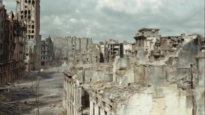 80 lat temu, 1 sierpnia 1944 r., o godzinie 17.00 na rozkaz komendanta głównego AK gen. Tadeusza Komorowskiego Bora w Warszawie rozpoczęło się powstanie. Była to największa akcja zbrojna podziemia w okupowanej Europie.
Konsekwencją i zarazem pierwszą reakcją Hitlera na wieść o wybuchu powstania było wydanie rozkazu rozpoczęcia dywanowych nalotów na polską stolicę. Niemiecka Luftwaffe miała przez masowe użycie wszystkich samolotów frontu środkowego, włącznie z samolotami komunikacyjnymi, zrównać Warszawę z ziemią i przez to zdusić ognisko powstania.

Mateirały zostały wygenrowane przez ai i pochodza od Historical-Colors, i zostały kosmetycznie przerobione pod dany film.

Materiały zostały wygenerowane przez AI i pochodzą od Historical-Colors. Zostały kosmetycznie przerobione na potrzeby tego filmu.

Ten materiał powstał w odpowiedzi na fakt, że film zgłoszony przez Historical-Colors by zajacfoto.com do konkursu nie otrzymał żadnej nominacji ani pochwały za włożony wkład.
Dlatego postanowiłem na swój sposób ubarwić to dzieło i nadać mu większy rozgłos oraz wsparcie.
Jeśli autorzy zażyczą sobie usunięcia materiału  oczywiście to uczynię.