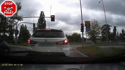 Dwie kobiety wjeżdżają na czerwonym świetle powodując groźny wypadek we Wrocławiu.  STOP PIRAT