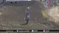 Motocrossowy zwycięzca trafiony na mecie +18