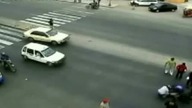 Policjant na motocyklu vs TIR