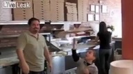 Ojciec syn robią pizze