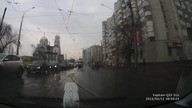 Pieszy staranował samoch&oacute;d