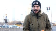 Gość rozwala telefon ludziom