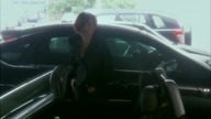 Przyłapana podczas sikania na podziemnym parkingu