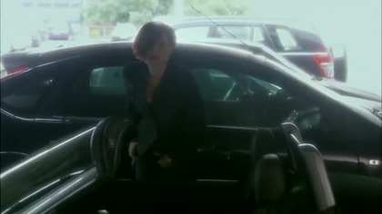 Przyłapana podczas sikania na podziemnym parkingu