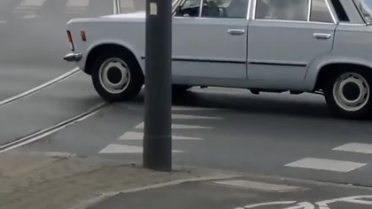 Dzięki jednemu gostkowi co stał obok mnie zauważyłem go bo on go zauważył pierwszy
