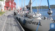 Wiatr jest bardzo silny, fale mają 12 m. Na razie wydostanie żeglarzy z jachtu jest niemożliwe