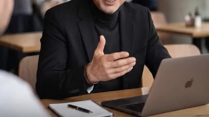 Większość ludzi myśli, że potrzebuje więcej motywacji.  Potrzebujesz budzika, bo przesypiasz życie.