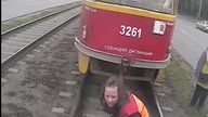 Trzy kobiety próbują połączyć wagony tramwajów