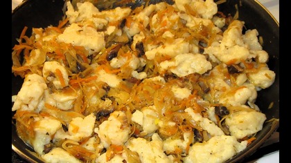 Delikatne KLUSKI KŁADZIONE z okrasą z kiszonej kapusty pomysł na szybki, tani i pyszny obiad