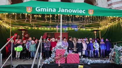 Jedna z pastorałek zaśpiewana przez uczniów SP w Janowcu podczas 4.  Jarmarku Bożonarodzeniowego