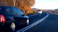 Szalone wyprzedzanie na zakręcie